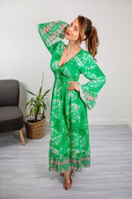 Cargar imagen en el visor de la galería, Long Sleeve V Neck Summer Midaxi Dress In Bright Green
