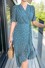 Załaduj obraz do przeglądarki galerii, Maisy Frill Hem Wrap Style Maxi Dress In Navy Ditsy Floral Print

