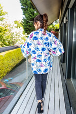 Charger l&#39;image dans la galerie, Emily Oversized Kimono In Pink And Blue Floral Print
