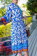Załaduj obraz do przeglądarki galerii, Teri Long Sleeve Button Front Midaxi Dress In Blue Leaf
