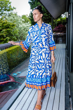 Cargar imagen en el visor de la galería, Teri Long Sleeve Button Front Midaxi Dress In Blue Leaf

