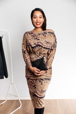 Cargar imagen en el visor de la galería, Marbled Batwing Long Sleeve Midi Dress Khaki
