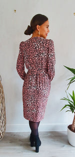 Cargar imagen en el visor de la galería, Nairobi Midi Long Sleeve Wrap Dress In Pink Leopard
