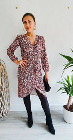 Załaduj obraz do przeglądarki galerii, Nairobi Midi Long Sleeve Wrap Dress In Pink Leopard
