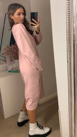 Cargar imagen en el visor de la galería, Oversized Sweatshirt Dress In Pink With Pockets

